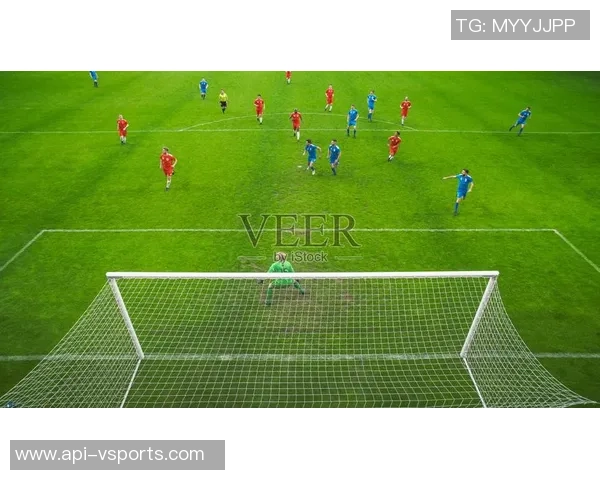 足球守门员逆袭挑战自我勇敢射门展现惊人技巧与力量的精彩瞬间